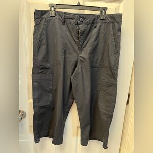 American Eagle Women’s Black Cargo Pants. Low Rise Straight Crop. Stretch